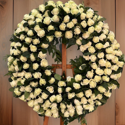 Corona funeraria de rosas blancas