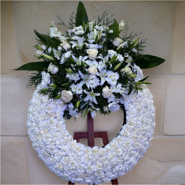 Corona funeraria con rosas y flores blancas
