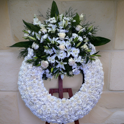 Corona funeraria con rosas y flores blancas
