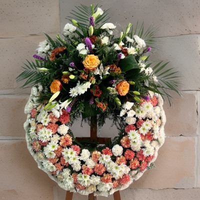 Corona de flores blancas y naranjas variadas